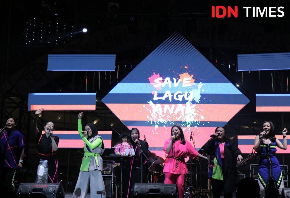 Penampilan super dari 7 mantan penyanyi cilik yang tergabung dalam #SaveLaguAnak saat manggung di The 90's Festival, di Jiexpo, Jakarta, pada 21 November 2019. IDN Times/Erfah Nanda