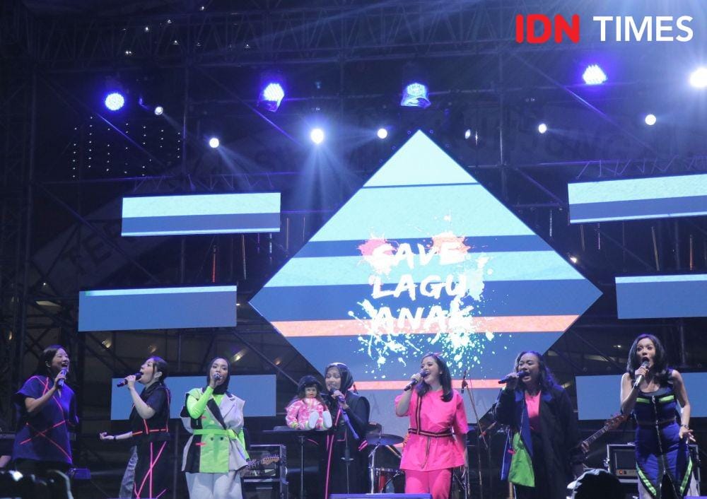 Penampilan super dari 7 mantan penyanyi cilik yang tergabung dalam #SaveLaguAnak saat manggung di The 90's Festival, di Jiexpo, Jakarta, pada 21 November 2019. IDN Times/Erfah Nanda