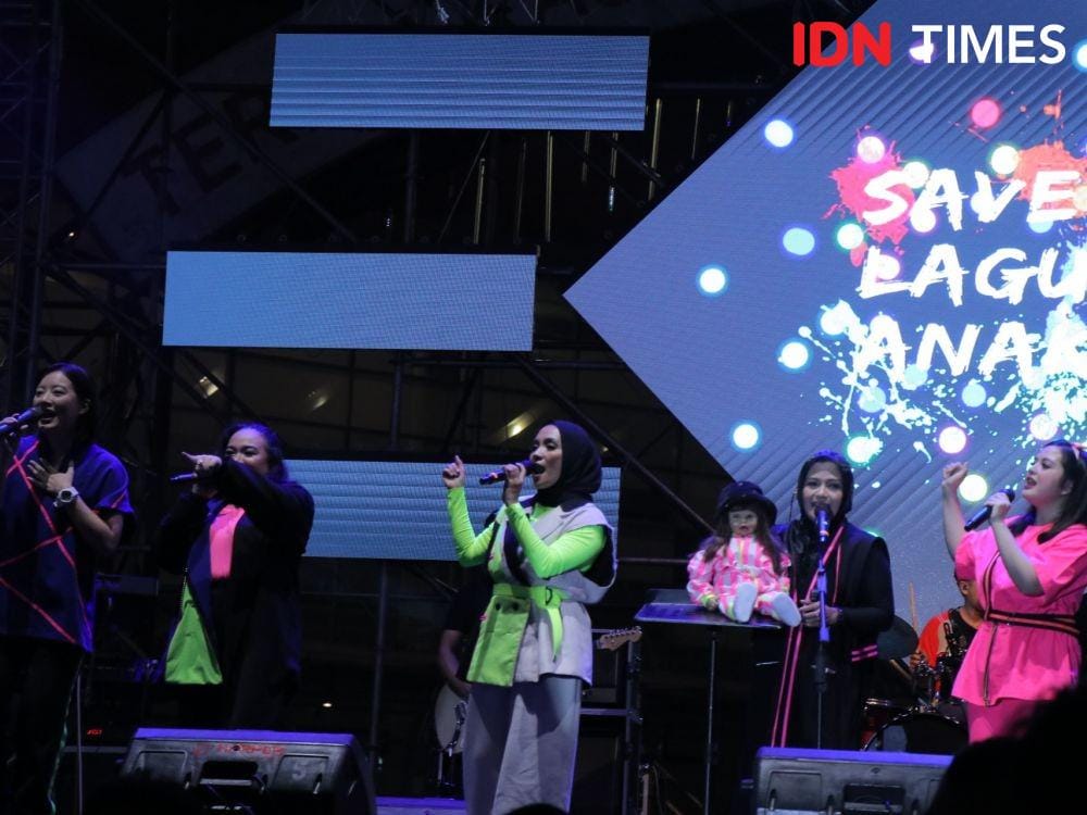 Penampilan super dari 7 mantan penyanyi cilik yang tergabung dalam #SaveLaguAnak saat manggung di The 90's Festival, di Jiexpo, Jakarta, pada 21 November 2019. IDN Times/Erfah Nanda