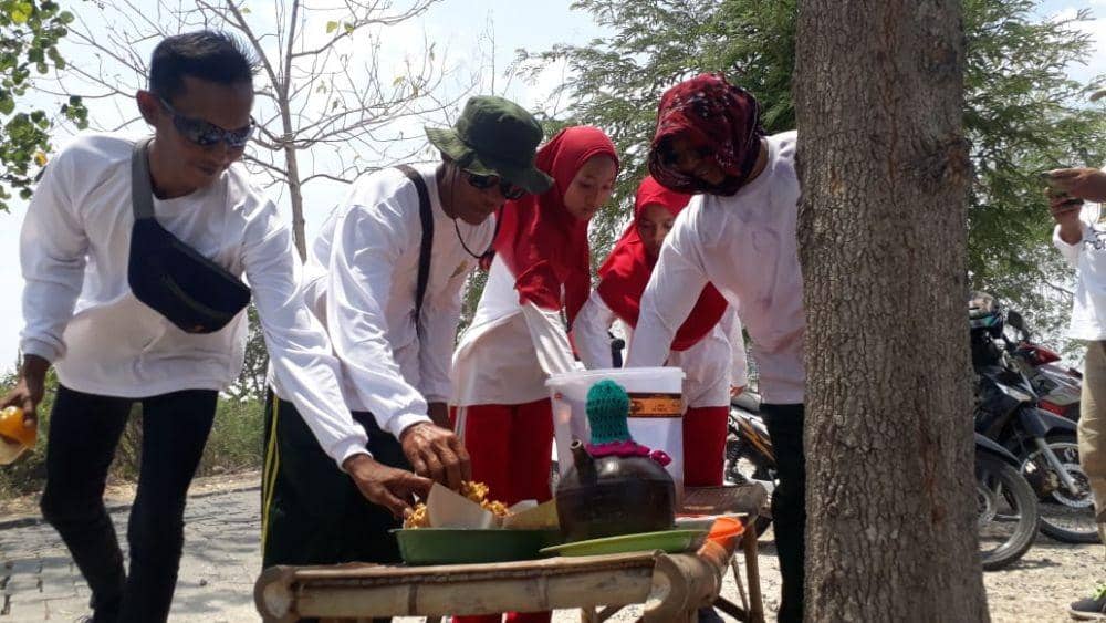 Peserta napak tilas menikmati hidangan makanan yang disajikan oleh warga setempat secara gratis disepanjang perjalanan menuju garis finis. IDN Times/Imron