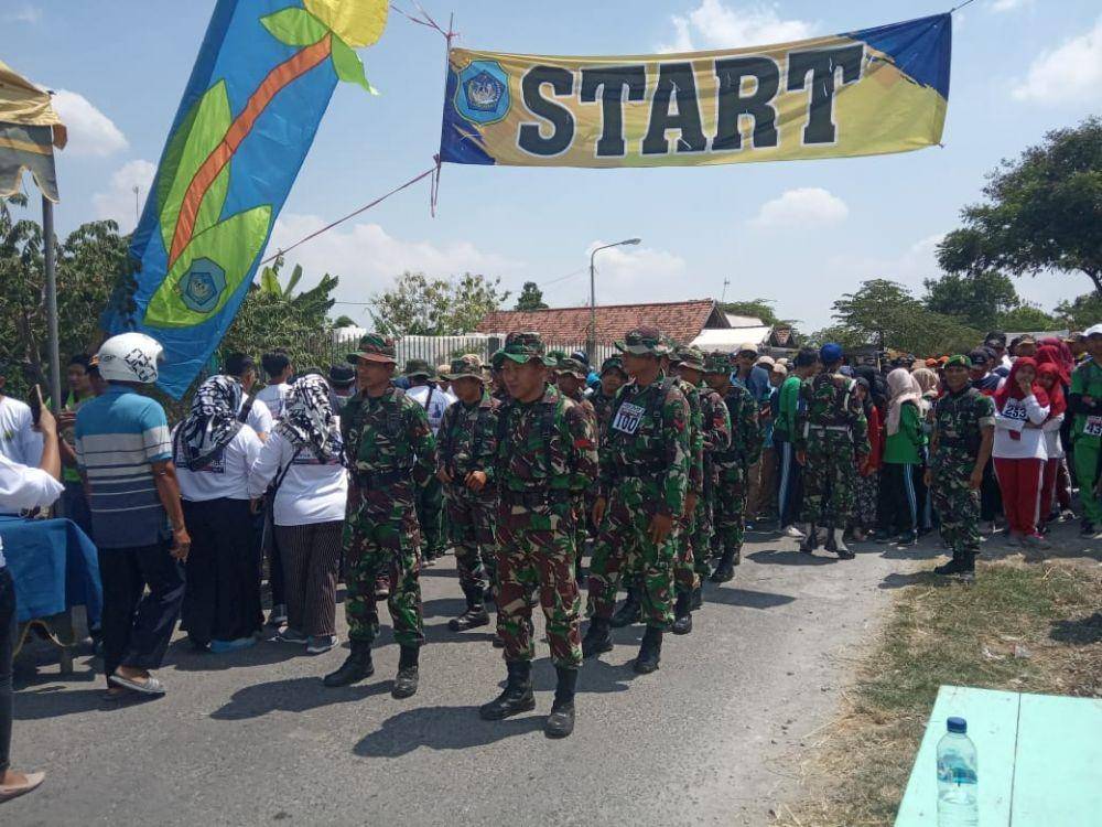 Peserta dari TNI tengah bersiap-siap mengikuti napak tilas. IDN Times/Imron