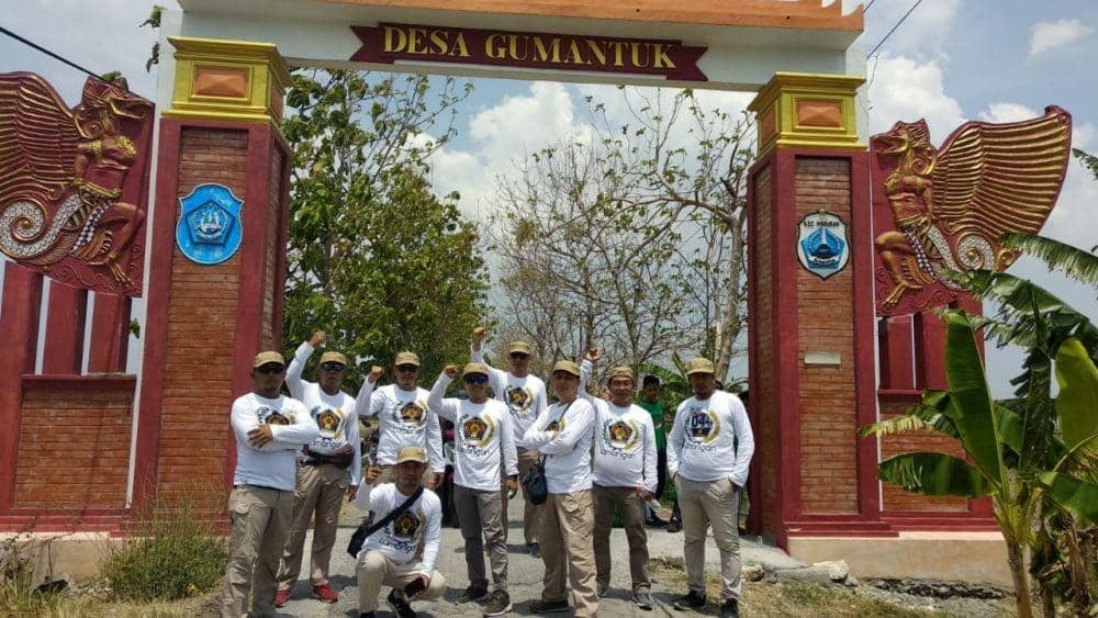 Peserta napak tilas dari regu PWI Lamongan berfoto bersama di gapura pintu masuk Desa Gumantuk. IDN Times/Imron