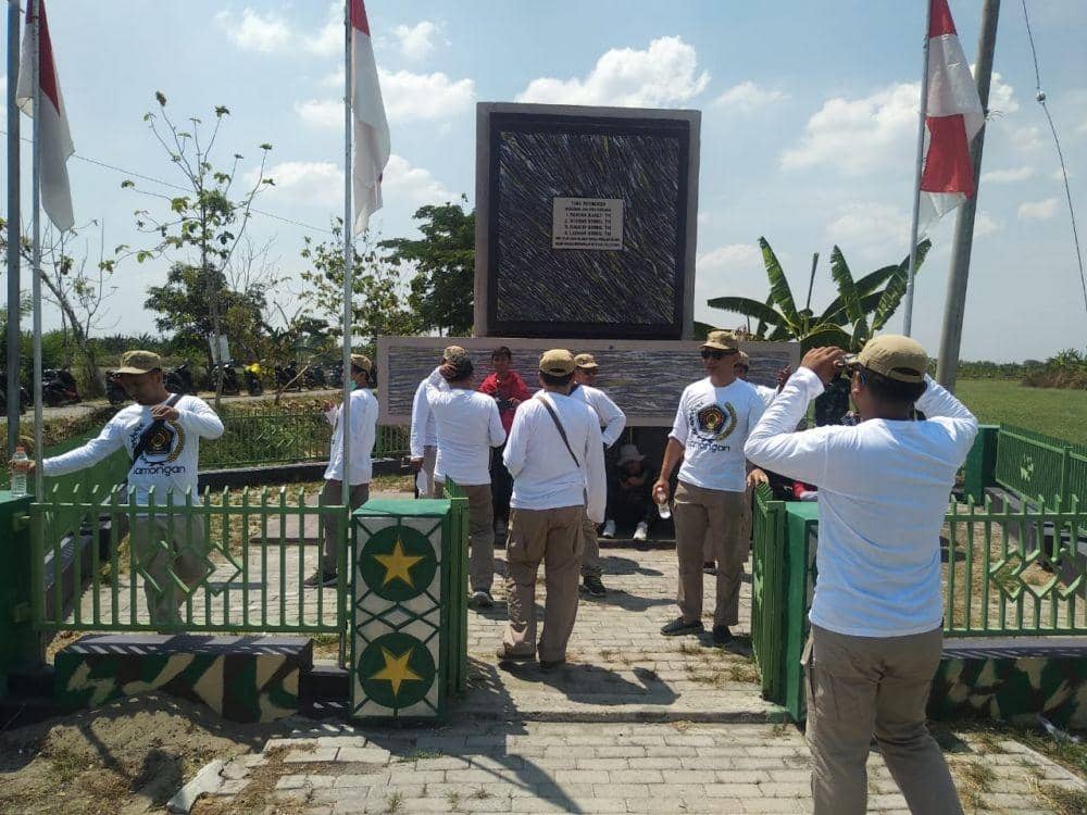 Peserta napak tilas berfoto di monumen Kadet Suewoko di Kecamatan Maduran. IDN Times/Imron