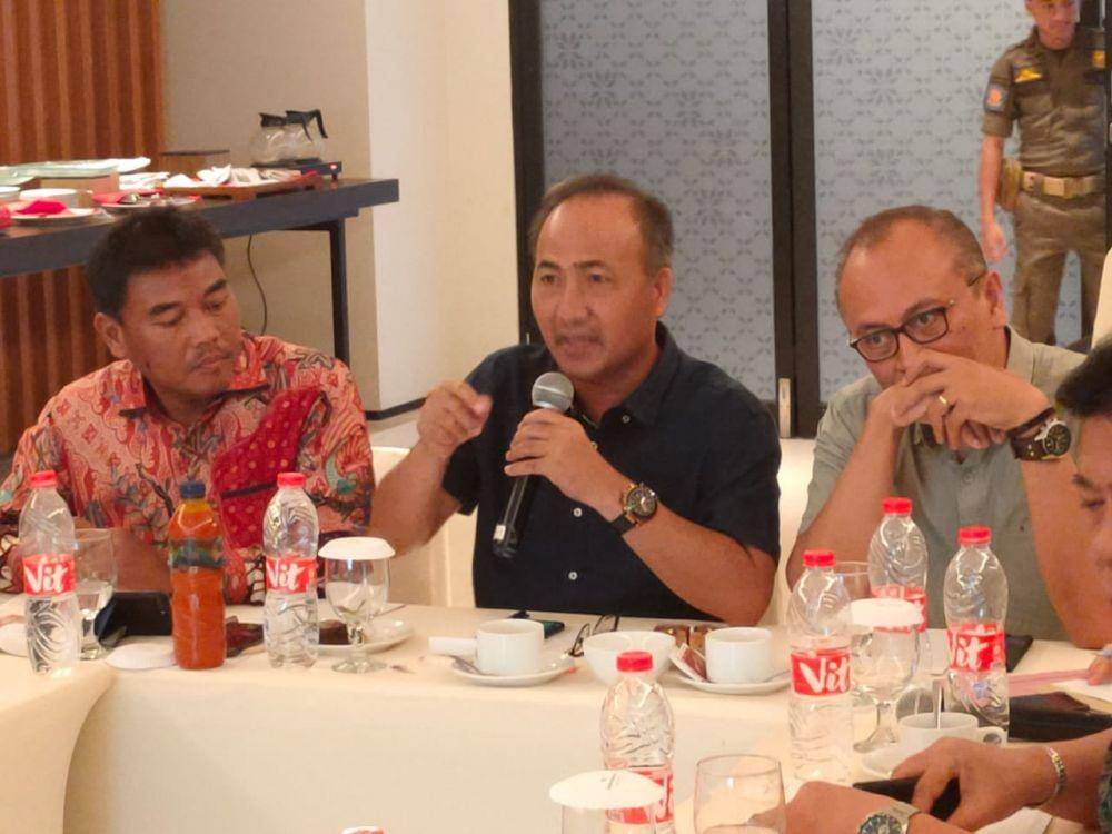 Sekda Muba, Apriyadi, saat memimpin Rakor Teknis dan Diskusi Progress Dalam Penyusunan Laporan Kegiatan Penyusunan Studi Kelayakan Pembangunan Pabrik IPO dan CPO, Jumat (22/11)/IDN Times/Humas Pemkab Muba