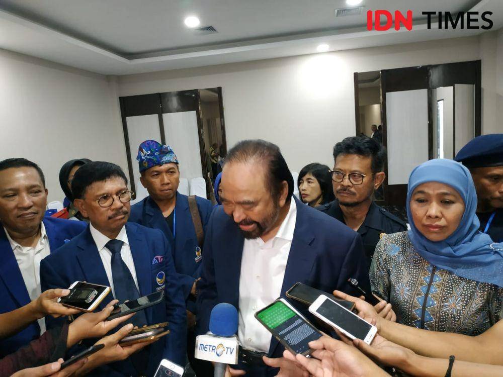 Kiri ke kanan: Menkominfo Johnny G Plate, Ketum NasDem Surya Paloh, dan Gubernur Jatim Khofifah Indar Parawansa usai perayaan rangkaian HUT NasDem, Sabtu (23/11). IDN Times/Fitria Madi