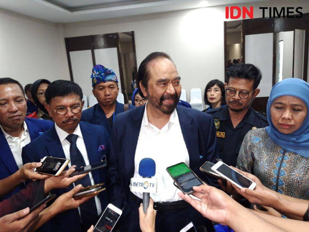 Ketua Umum Partai Nasdem Surya Paloh didampingi Menkominfo Johnny G Plate dan Gubernur Jatim Khofifah Indar Parawansa usai perayaan rangkaian HUT Nasdem, Sabtu 23 November 2019. (IDN Times/Fitria Madi)