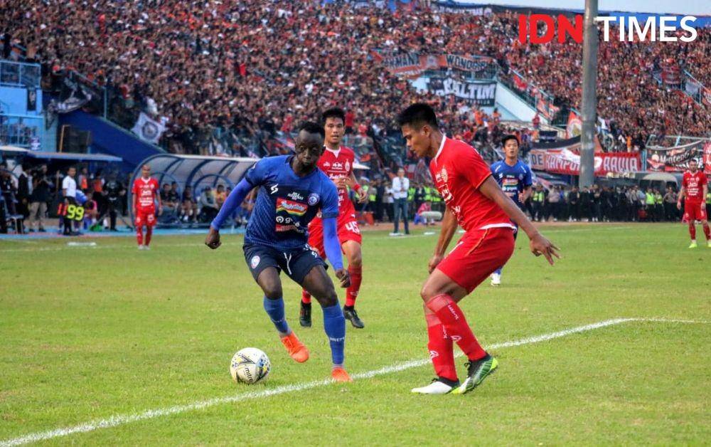 Makan Konate mencoba melewati pemain Persija dalam pertandingan, Sabtu (23/11). IDN Times/Alfi Ramadana