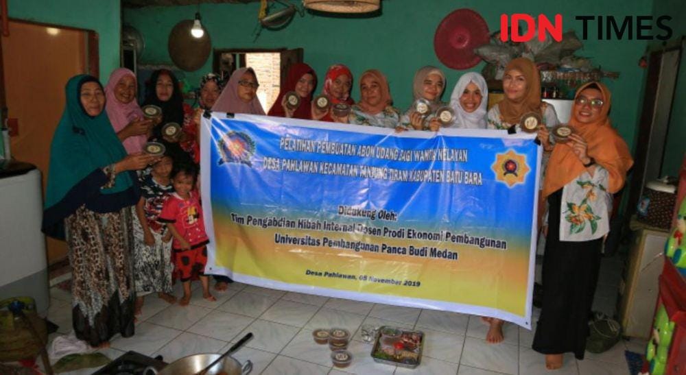 Pembuatan Abon Udang (IDN Times/Masdalena Napitupulu)