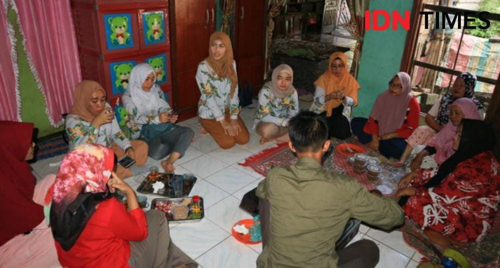 Pembuatan Abon Udang (IDN Times/Masdalena Napitupulu)