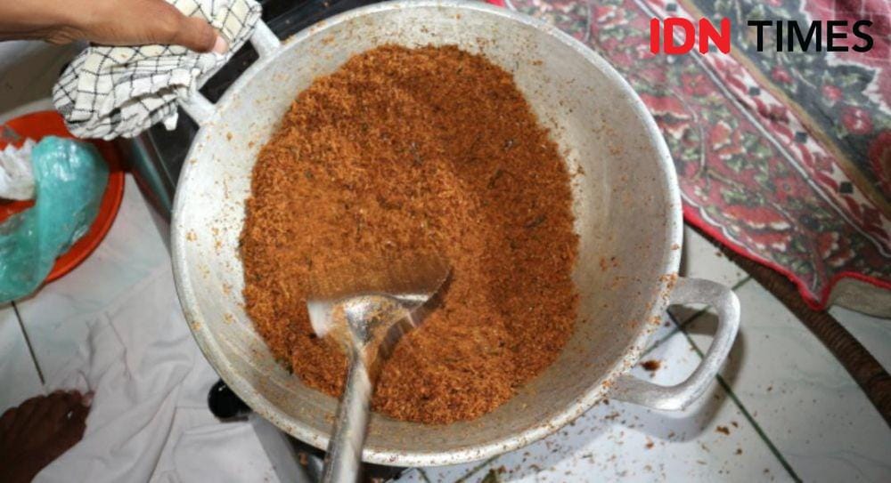 Pembuatan Abon Udang (IDN Times/Masdalena Napitupulu)
