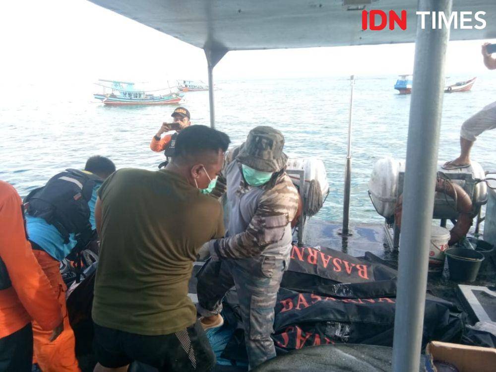 Tiga jenazah ABK yang dievakuasi (IDN Times/Hendra Simanjuntak)
