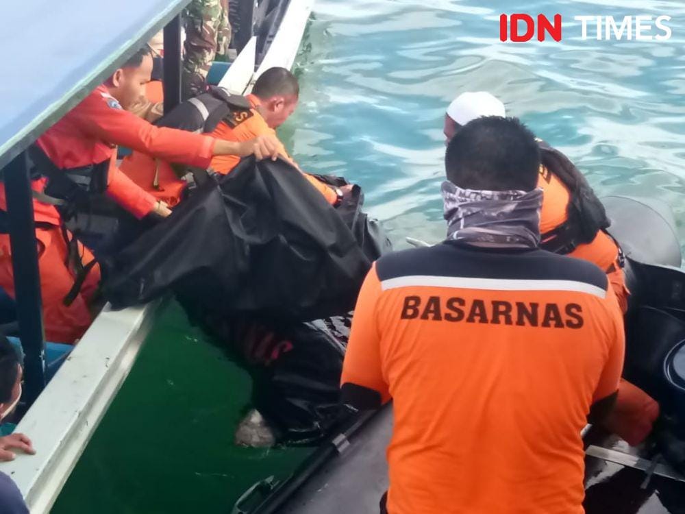 Tiga jenazah ABK yang dievakuasi (IDN Times/Hendra Simanjuntak)