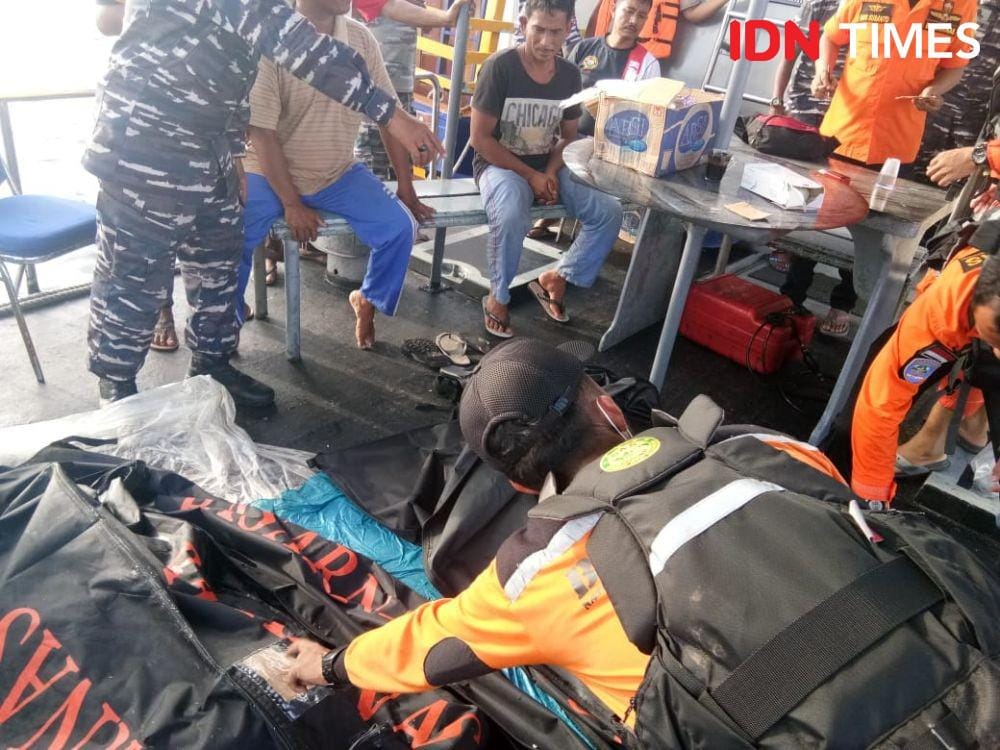 Tiga jenazah ABK yang dievakuasi (IDN Times/Hendra Simanjuntak)