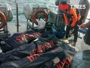 Tiga jenazah ABK yang dievakuasi (IDN Times/Hendra Simanjuntak)