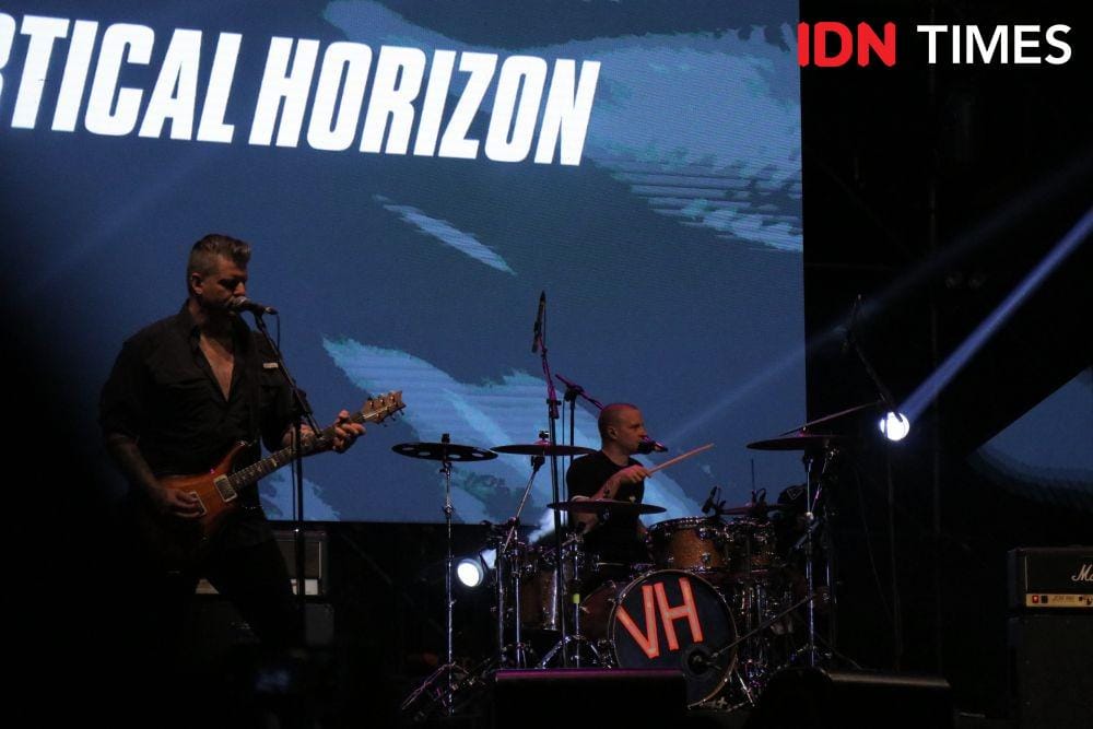 Penampilan Vertical Horizontal  saat manggung dalam The 90's Festival di Jakarta, pada 24 November 2019. IDN Times/Nadia Umara