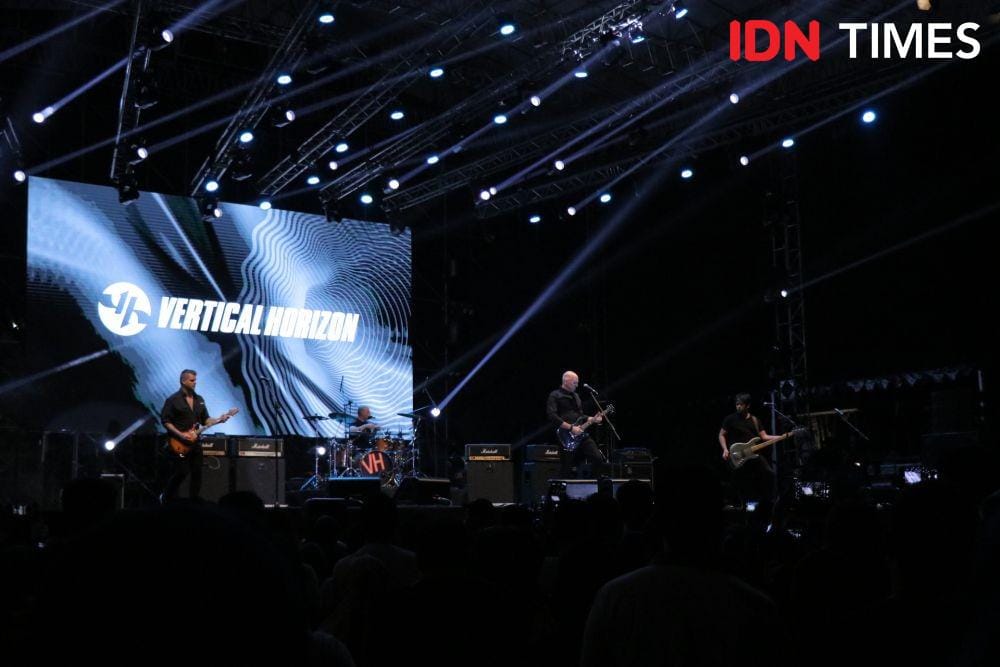 Penampilan Vertical Horizontal  saat manggung dalam The 90's Festival di Jakarta, pada 24 November 2019. IDN Times/Nadia Umara