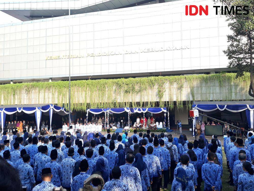 Upacara peringatan Hari Guru Nasional di Kementerian Pendidikan dan Kebudayaan pada Senin (25/11) dipimpin langsung oleh Menteri Pendidikan dan Kebudayaan Nadiem Anwar Makariem (IDN Times/Margith Juita Damanik)