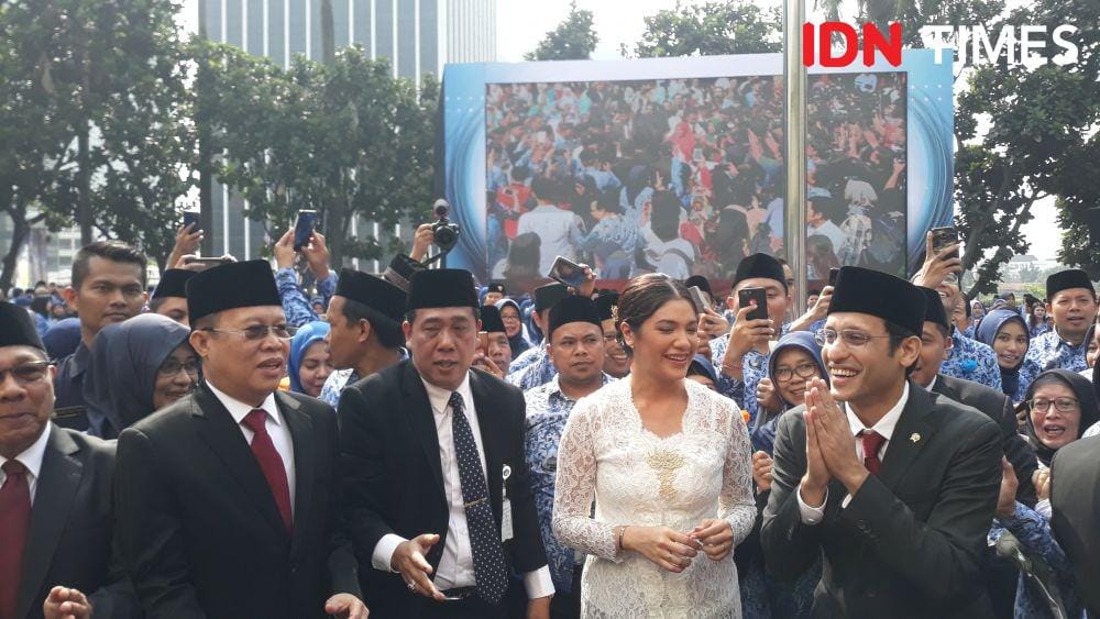 Mendikbud Nadiem Anwar Makarim beserta istri turun menari bersama peserta upacara pada Senin (25/11) di Kemendikbud, Jakarta Selatan. (IDN Times/Margith Juita Damanik)