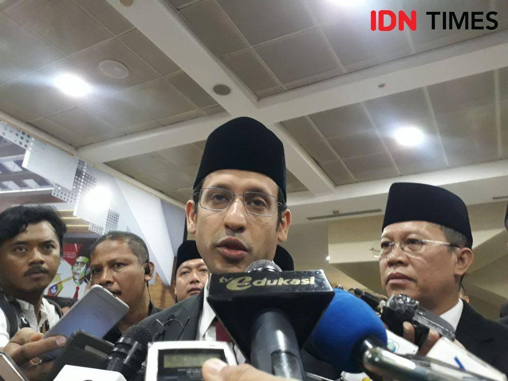 Menteri Pendirikan dan Kenudayaan Nadiem Anwar Makariem ditemui usai menjadi pembina upacara peringatan Hari Guru Nasional, di Kemendikbud, Jakarta Selatan, Senin (25/11). (IDN Times/Margith Juita Damanik)