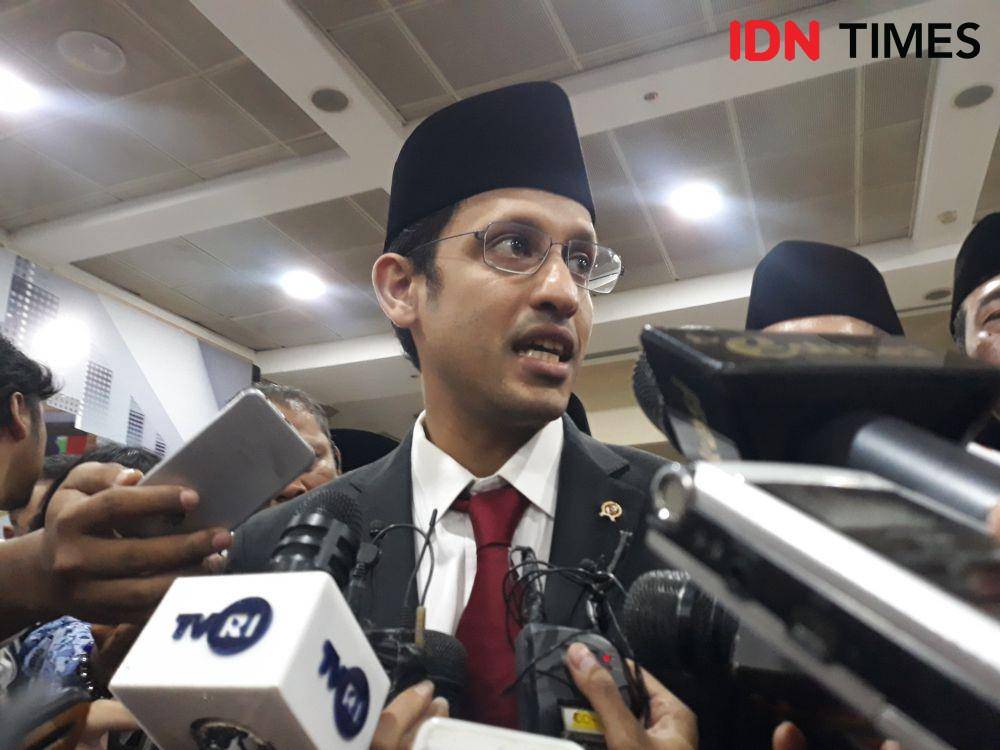 Menteri Pendirikan dan Kenudayaan Nadiem Anwar Makariem ditemui usai menjadi pembina upacara peringatan Hari Guru Nasional, di Kemendikbud, Jakarta Selatan, Senin (25/11). (IDN Times/Margith Juita Damanik)