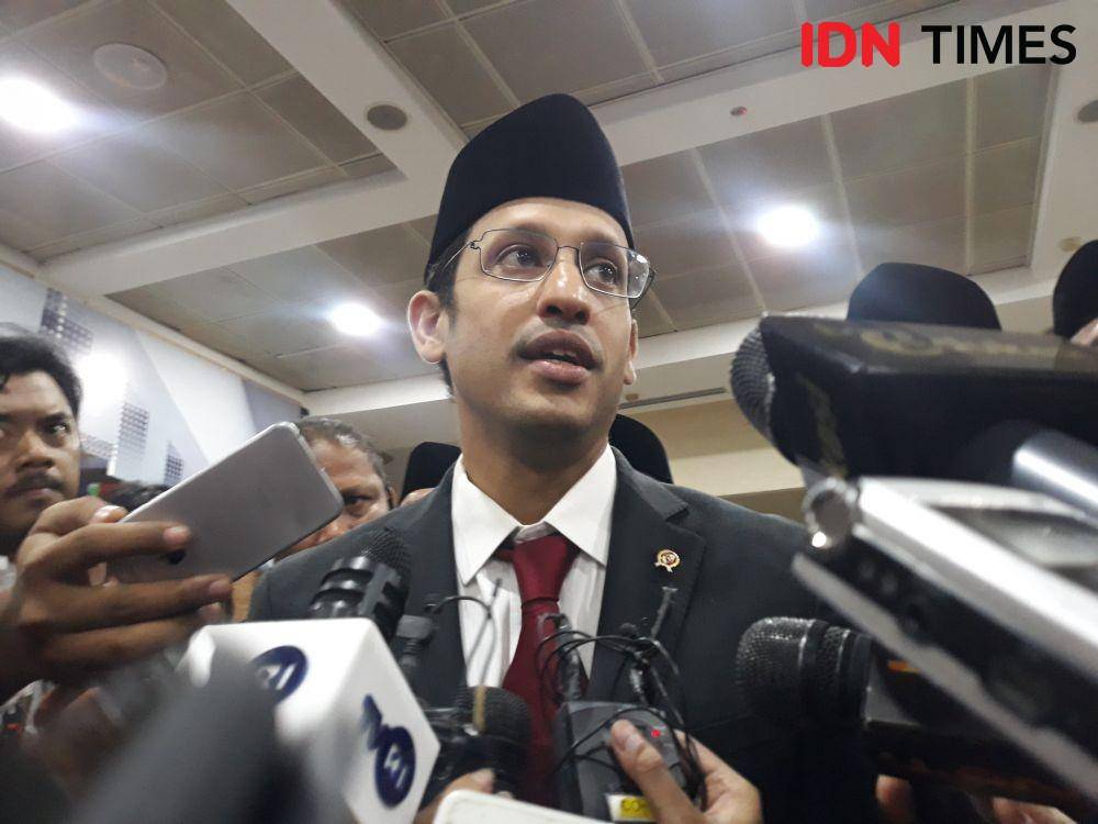 Menteri Pendirikan dan Kebudayaan Nadiem Anwar Makariem ditemui usai menjadi pembina upacara peringatan Hari Guru Nasional, di Kemendikbud, Jakarta Selatan, Senin (25/11). IDN Times/Margith Juita Damanik