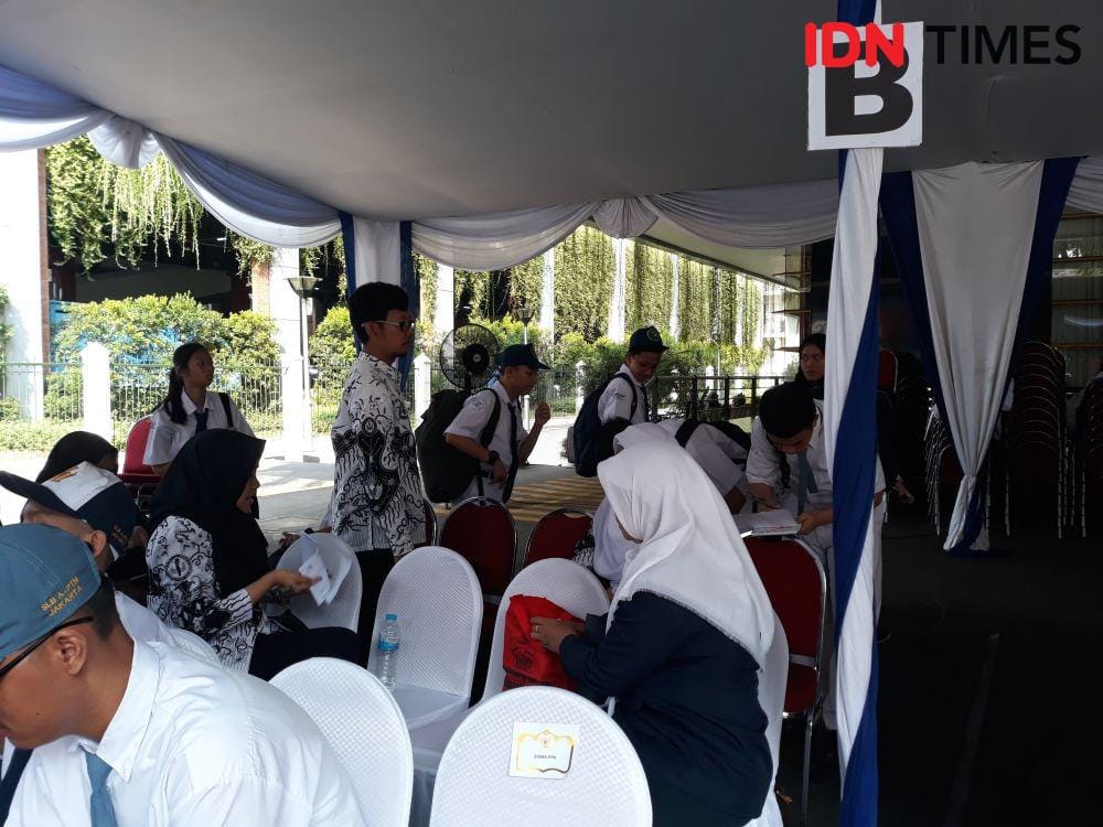 Sejumlah pelajar dan guru SLB yang turut hadir dalam upacar peringatan Hari Guru Nasional Senin (25/11) di Kemendikbud, Jakarta Selatan. (IDN Times/Margith Juita Damanik)