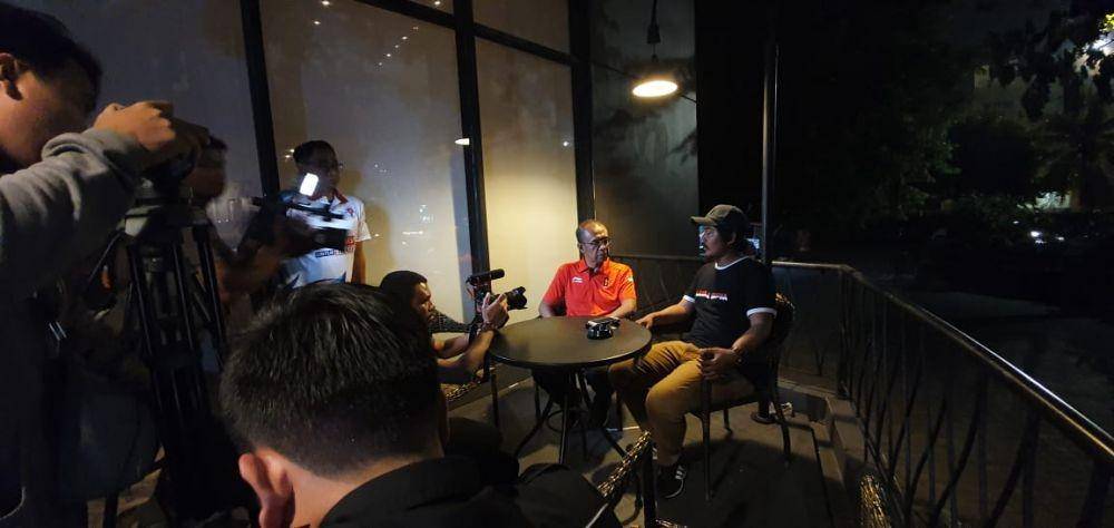 Sesmenpora Gatot S. Dewa Broto berbincang dengan salah satu korban pengeroyokan di Malaysia Fuad Naji pada Minggu (24/11). Dok. Kemenpora