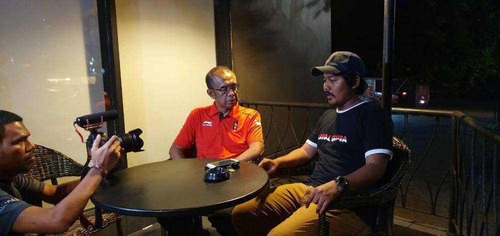 Sesmenpora Gatot S. Dewa Broto berbincang dengan salah satu korban pengeroyokan di Malaysia Fuad Naji pada Minggu (24/11). Dok. Kemenpora