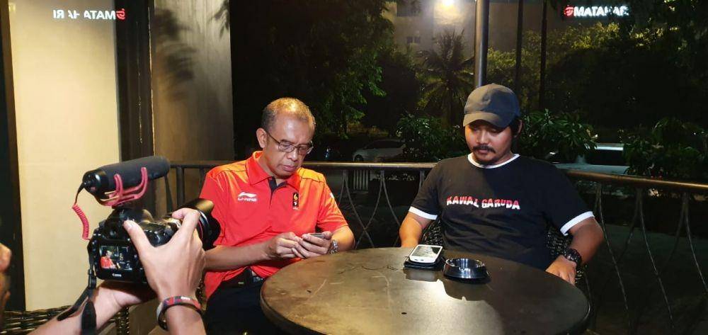 Sesmenpora Gatot S. Dewa Broto berbincang dengan salah satu korban pengeroyokan di Malaysia Fuad Naji pada Minggu (24/11). Dok. Kemenpora