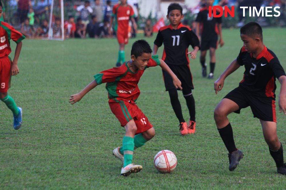 Duel perebutan tempat ketiga Generasi vs Dispora Sumut di festival U-12 Academy Kwarta Cup (IDN Times/Doni Hermawan)