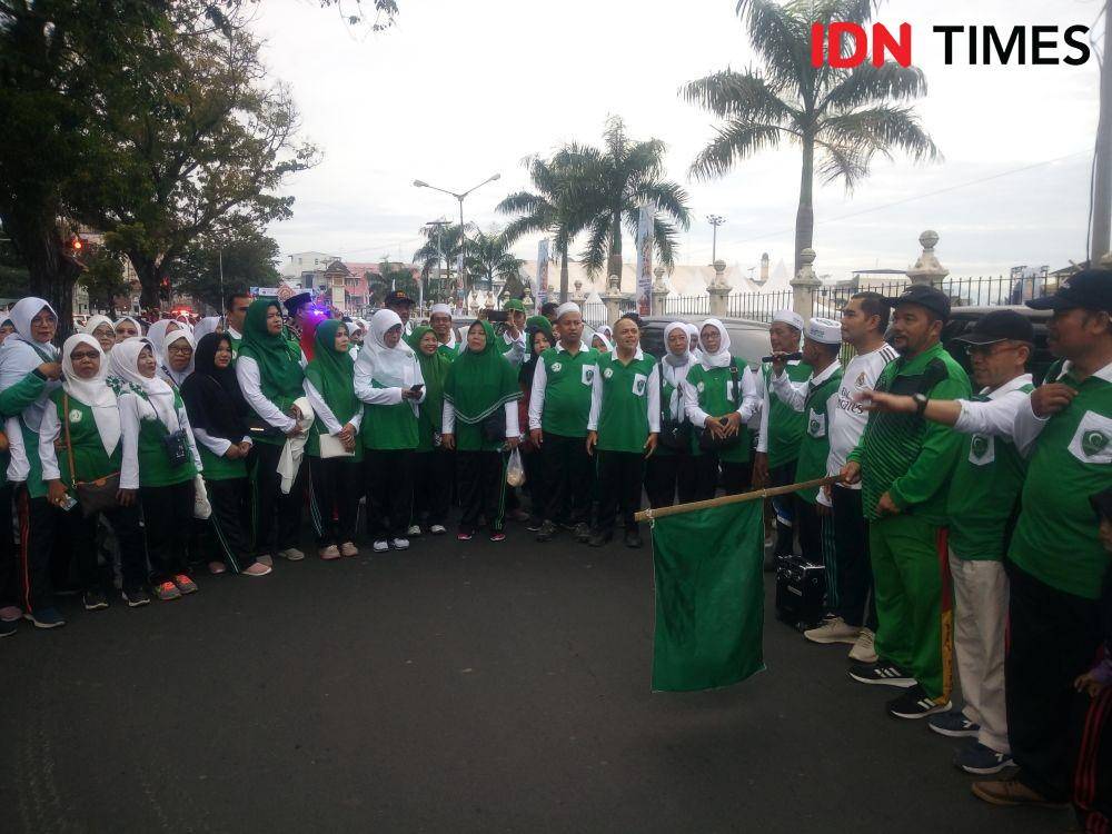 Ketua Al Washliyah Medan A'zam Nasution melepas peserta jalan sehat (IDN Times/Doni Hermawan)