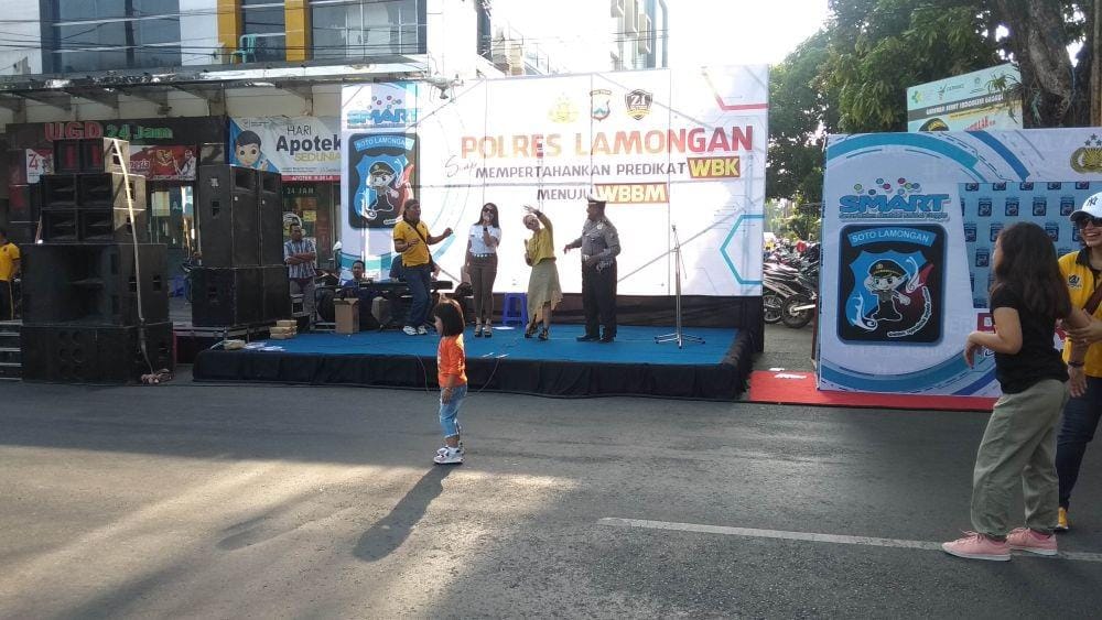 Polres Lamongan meluncurkan aplikasi "Smart Soto Lamongan" di alun-alun Kota Lamongan, Minggu (24/11). IDN Times/Imron