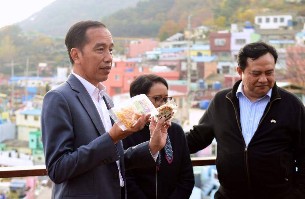 Presiden Joko Widodo saat kunjungan kerja ke Desa Gamcheon, Busan, Korea Selatan, Minggu (24/11). (Biro Pers, Media, dan Informasi Sekretariat Presiden)