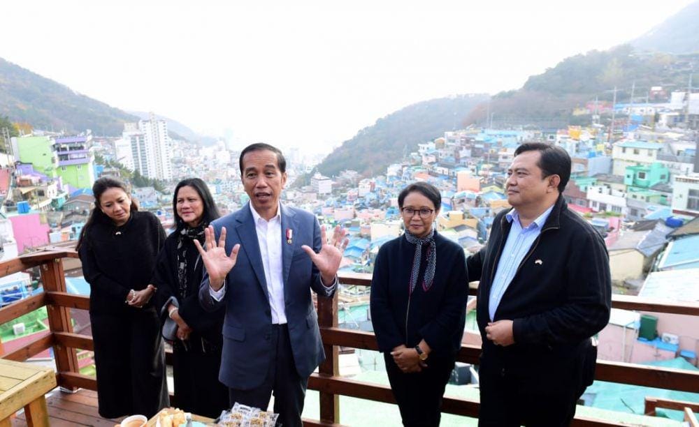 Presiden Joko Widodo saat kunjungan kerja ke Desa Gamcheon, Busan, Korea Selatan, Minggu (24/11).