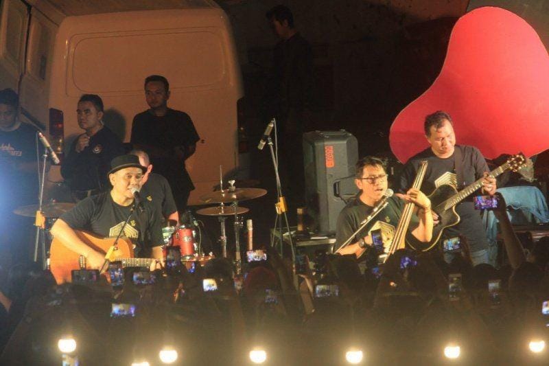 Grup band Padi Reborn saat tampil di Kawasan Kota Lama Semarang, Minggu (24/11). (Foto:Istimewa)