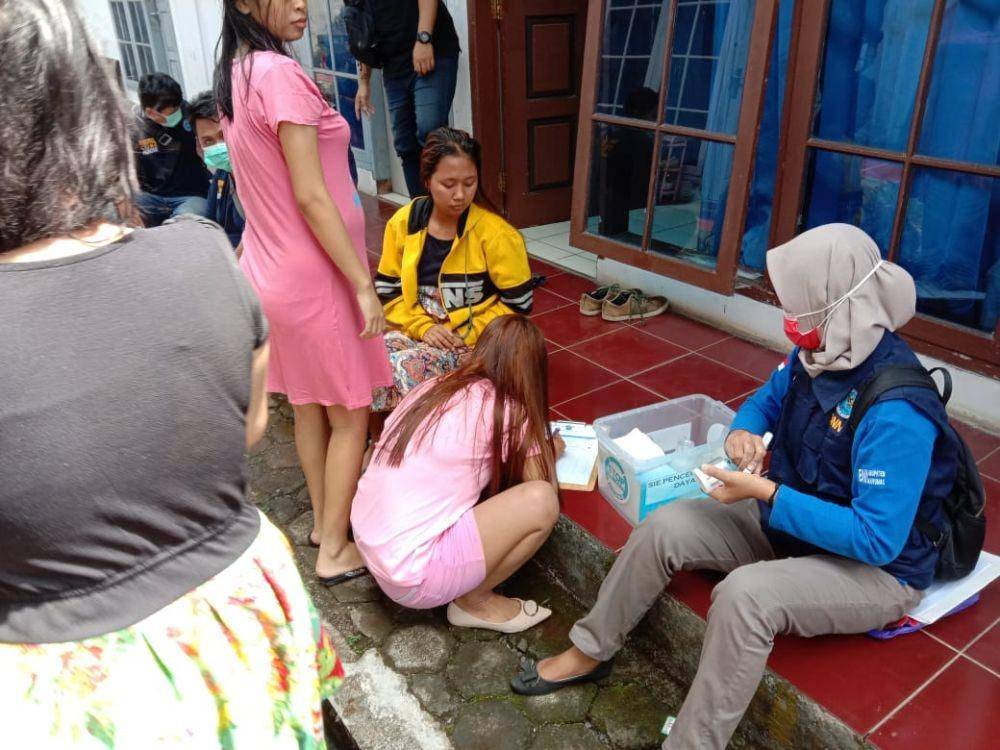 Para penghuni kos menjalani tes urin saat razia oleh BNN Banyumas, Minggu (24/11) (Istimewa)