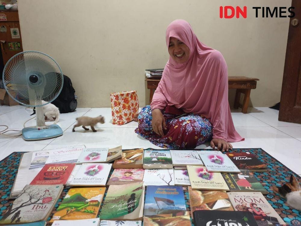 Mely menunjukkan puluhan karya tulisnya (IDN Times/Vanny El Rahman)