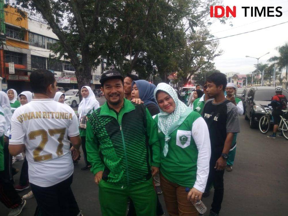 Ketua Al Washliyah Medan A'zam Nasution menjadi peserta jalan sehat (IDN Times/Doni Hermawan)