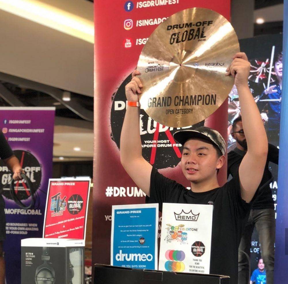 Rayner Stefanoline saat meraih Grand Champion Drum off Global. Reyner for IDN Times