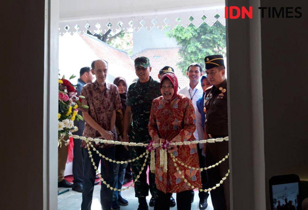 Wali Kota Surabaya Tri Rismaharini saat meresmikan Museum Pendidikan bertepatan dengan momen Hari Guru Nasional, Senin (25/11). IDN Times/Fitria Madia