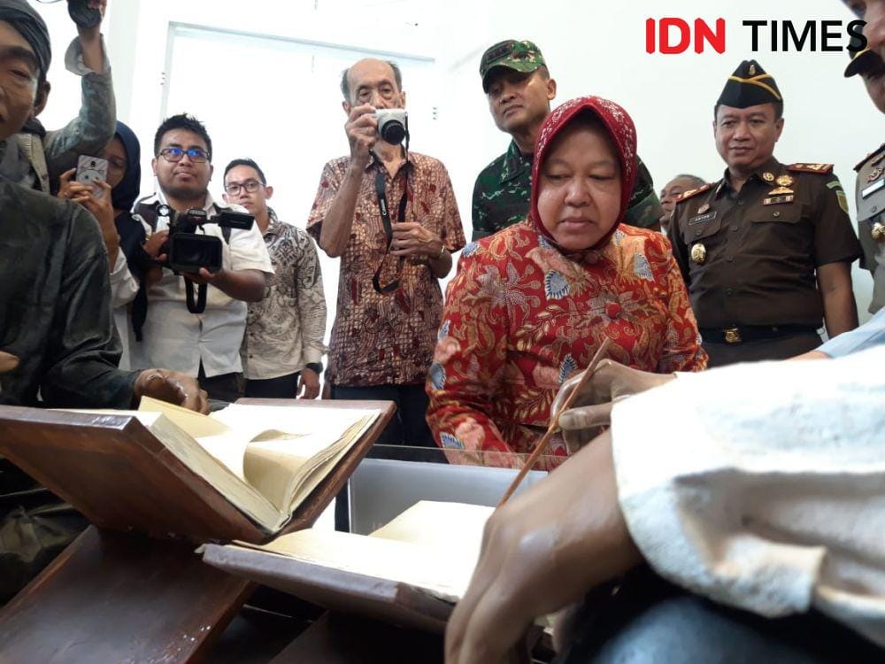 Wali Kota Surabaya Tri Rismaharini saat meresmikan Museum Pendidikan bertepatan dengan momen Hari Guru Nasional, Senin (25/11). IDN Times/Fitria Madia