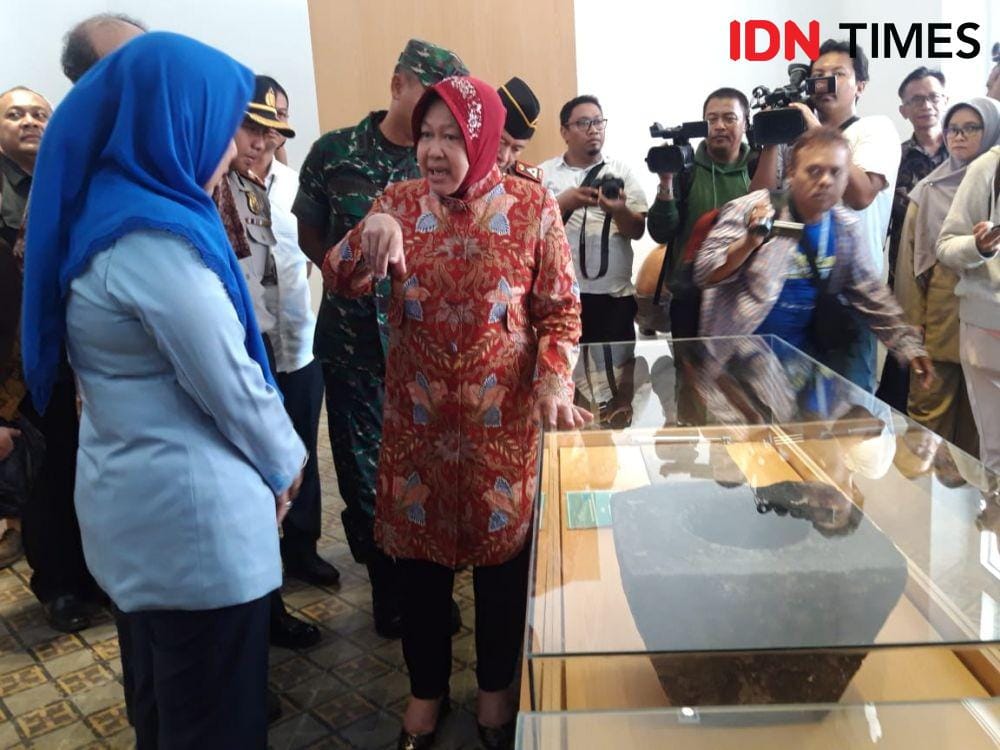 Wali Kota Surabaya Tri Rismaharini saat meresmikan Museum Pendidikan bertepatan dengan momen Hari Guru Nasional, Senin (25/11). IDN Times/Fitria Madia