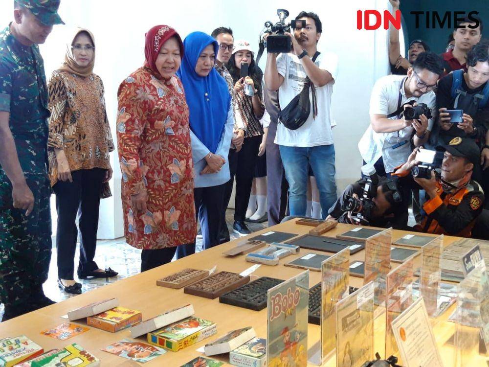 Wali Kota Surabaya Tri Rismaharini saat meresmikan Museum Pendidikan bertepatan dengan momen Hari Guru Nasional, Senin (25/11). IDN Times/Fitria Madia