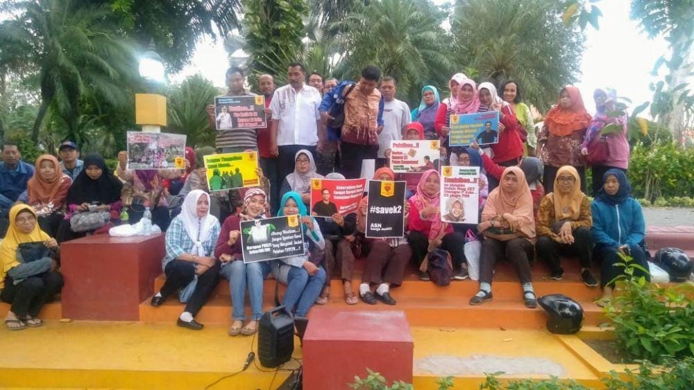 Aksi honorer K2 menuntut pemerintah supaya diangkat jadi PNS. IDN Times/Istimewa