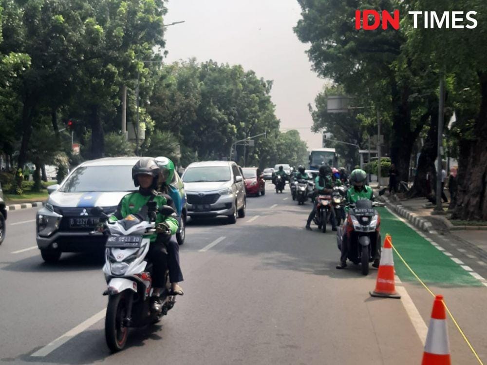 Pelanggar di jalur sepeda (IDN Times/Gregorius Aryodamar P)