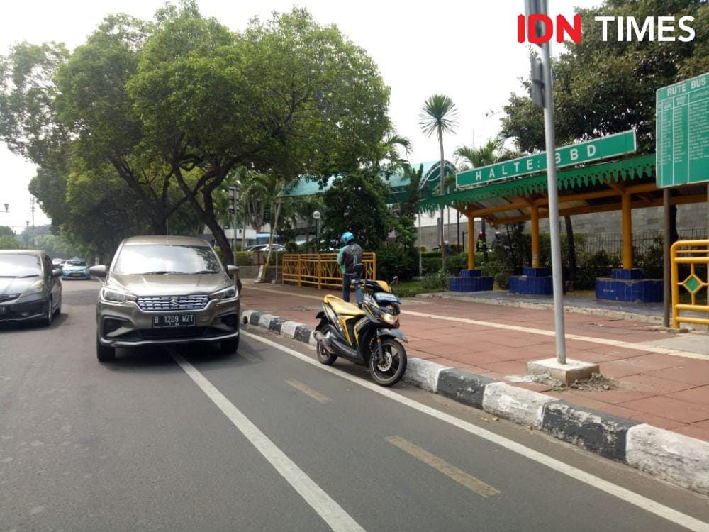 Pelanggar di jalur sepeda (IDN Times/Gregorius Aryodamar P)