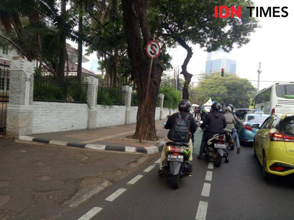 Pelanggar di jalur sepeda (IDN Times/Gregorius Aryodamar P)