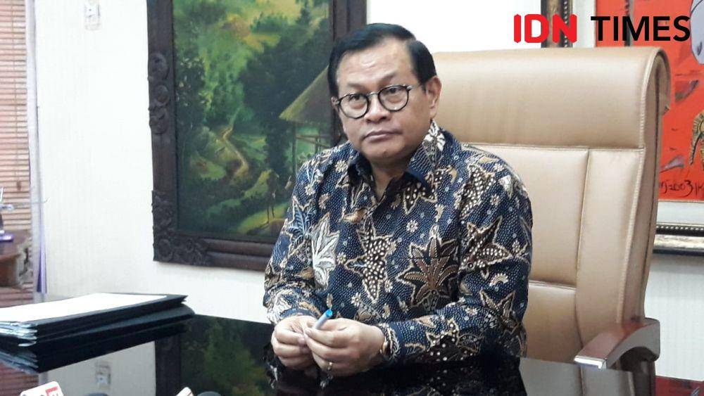 Sekretaris Kabinet Pramono Anung memberikan keterangan pers di Gedung Kementerian Sekretariat Negara, Jakarta Pusat, Senin (25/11). (IDN Times/Teatrika Handiko Putri)