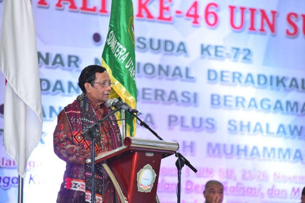 Menko Polhukam Mahfud MD menjadi pembicara dalam peringatan Maulid Nabi Muhammad SAW di Kampus UIN Sumut, Selasa (26/11). (Dok Humas Pemprov Sumut)