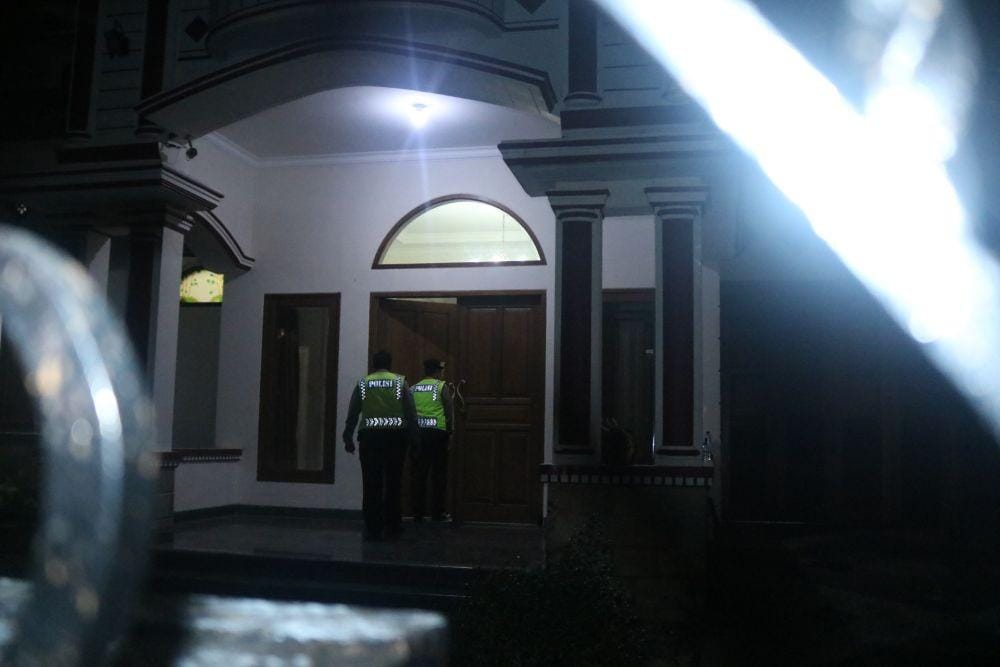 Polisi saat melakukan penggeledahan di salah satu rumah di Puncak Dieng. IDN Times/ Alfi Ramadana